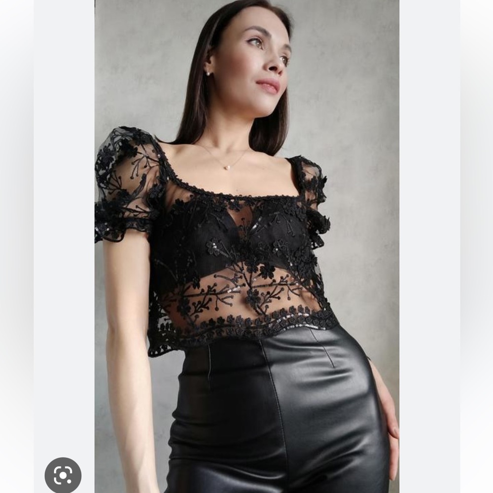 Topshop - embroidered Daisy crop top
